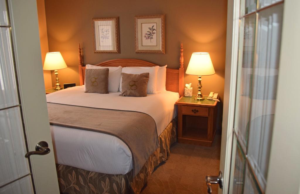 Stone Gate Inn Orillia Bagian luar foto